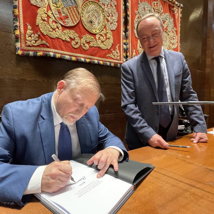 Alberto-MOntaner-firmando-un-ejemplar